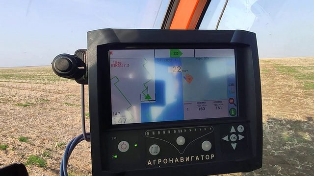 «Агронавигатор-тренажер» на тракторе в поле