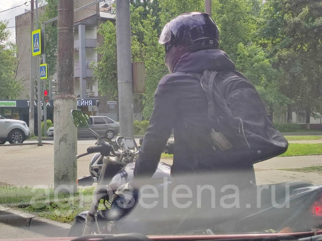 Фото держателя телефона MOTOWOLF на руле мотоцикла