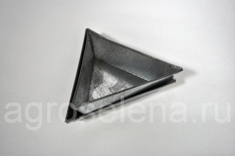 Металлический лоток треугольной формы для засыпки проб зерна