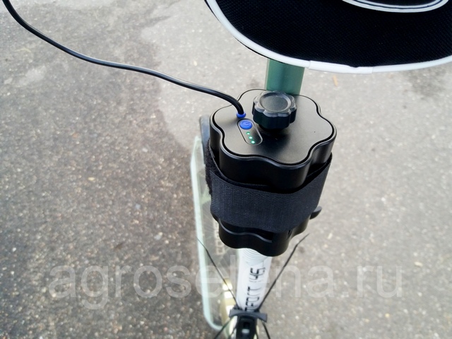Фото портативного зарядного устройства для использования на самокате или велосипеде