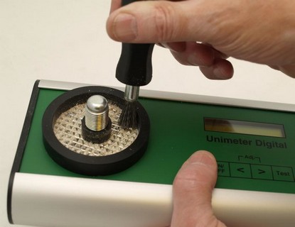 Фото работы с влагомером зерна Unimeter Digital